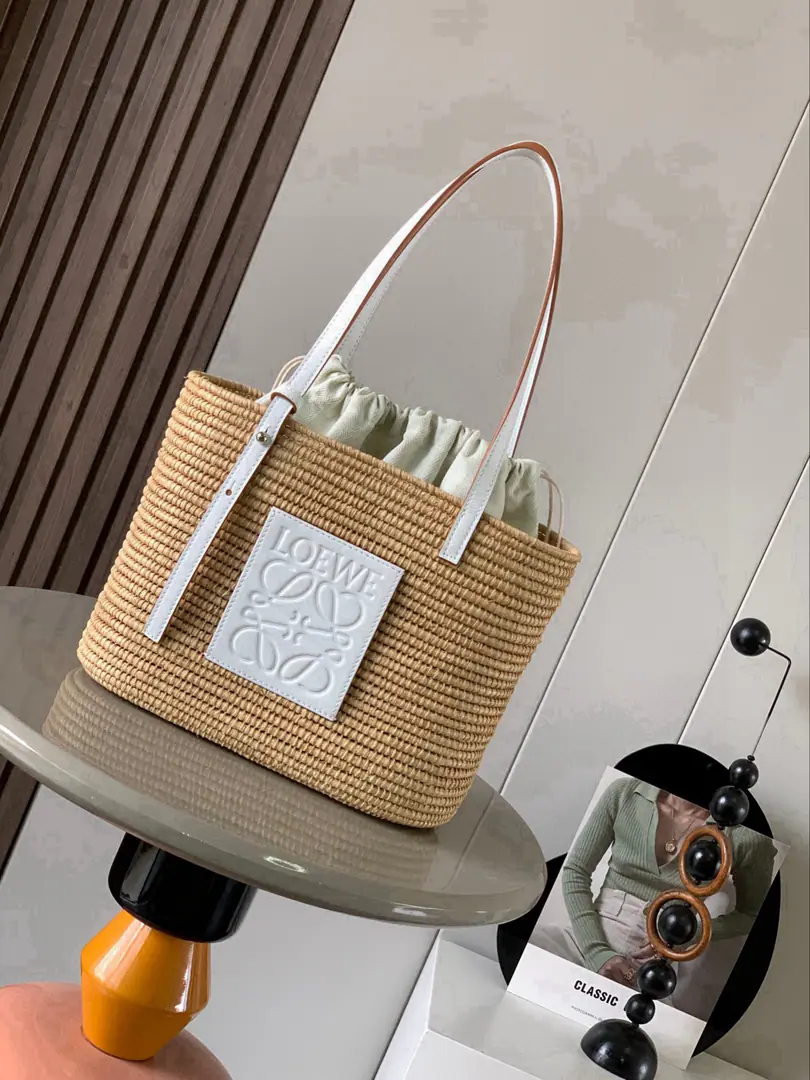 🔥Explosive.🔥Small-size cocoon fibres and cow leather squares. Basket Handbag.🌹This tight square.BasketThe bags were made of pure handweaving and cattle leather.🌼And he's a little self-respected., Simple formula has a meaning.💥Han is wearing this bag. feel I'm here. It's perfect for a trip outside.💄Self-modifiable back belt length, Out-of-country trip or telecommuting.👜Just one ride., It's so nice on your back.👑Square basket It's definitely a package for the beach vacation.🌷There's definitely a leisure bag for the leisure wind., This bag can not only be filled with a bottle.⭐️Even a little umbrella can be installed.. Simple design plus L0💋EWE Mark, A fairy of any age can handle it.💥 Materials: Plant materials（Natural Raphigrass.） Dimensions: 27～20~10CM Paragraph: 8001 Colours: White