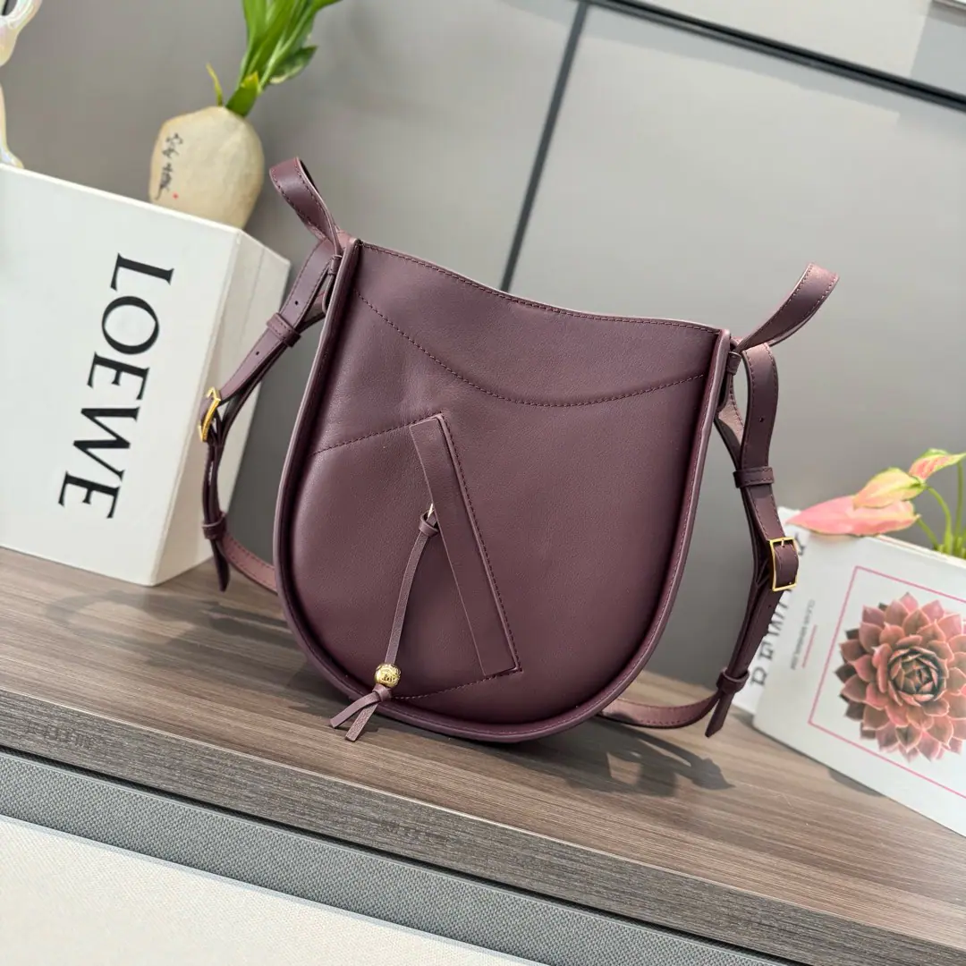 𝑳Home.🌟Classic cow leather.Hammock bag Handbag.（New Dimension）Hanger bag. It's a multipurpose bag with a soft side of the bread., It's free to change shape.*This version is made of classic cow leather.*🆕♪ Shoulder ♪, Slash, Handbags or handheld on top.* Disableable Regable shoulder belt* The inside hook is sealed. *Two inside bags.*Customize with shoulder belts and personal tweaks *An external zipper pocket. *WithAnagramThe man-touched cotton sails.. size: 21*25*10CM Model: 012412