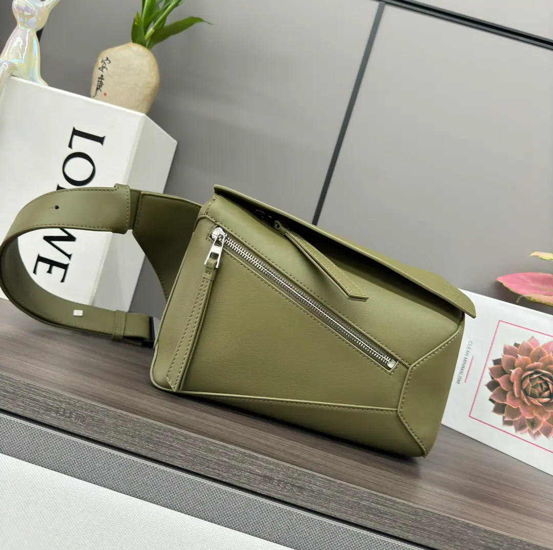 L⊚℮w℮🌟 🔥New version🆕New paragraph The little one is classic cattle leather. Puzzle - The waist bag.🌟 *The shape of the rectangular body and the precise cutting technique have been created. Puzzle The unique geometric line is made of classic cattle leather., It's a little bit of an overlap.. 🉑️Shoulder or slash*The modifiable shoulder belt is equipped with a metal cottang., It's carved.LOEWLogo*- We're going to pull the chain., Bull leather zipper.*External zipping pockets and internal plugs*An external zipper bag.*Man-tempered cotton canvas liner.*Anagram Ballast🌟 size:24*16*10.5 Model: 052344