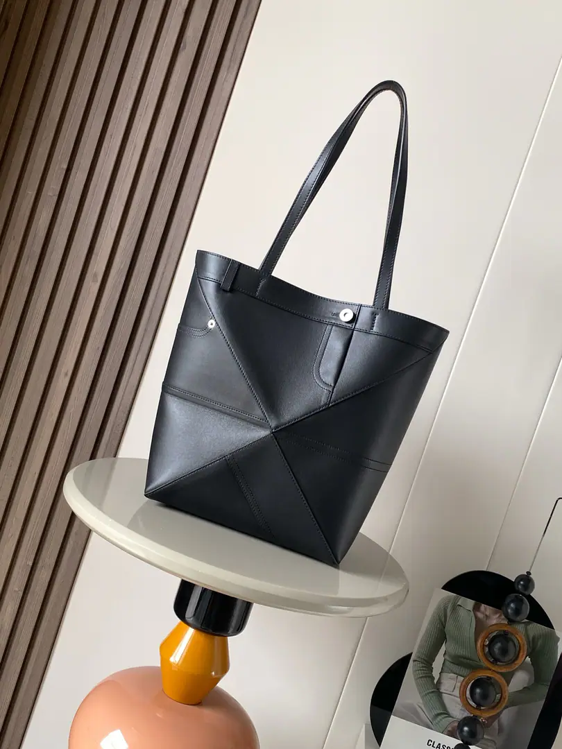 🔥New paragraph💥 Medium-middle-faced cow leather. Puzzle Fold Panta Handbag.💝Puzzle Fold Use light geometric design🌻It's a flat-foiled fold., A good traveling companion.🌺The medium version is made of a regurgitated face-faced cow leather., It's got a single Ningbu pants style detail.💋*Shoulder or handheld.*In the furded liner. “L0👄EWE Hot silver. Dimensions: 31.5CM～25.5CM～14.5CM Paragraph: 9157 Colours: Black