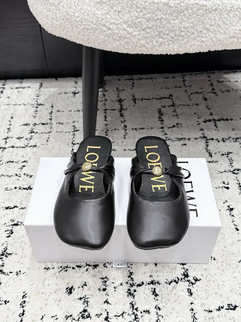 LOEWE 26/ New paragraph Super soft, doo-do ballet shoes. This one.Pebble Soft It's a elegant combination of ballet soles and moller's shoes., The motten air of the first autumn was made of super soft sheep., I got a shoe on the bottom. Anagram Letters are smooth. Soft Napa skins and shoes., It's backed by a very simple structure., Make a two-foot naked experience., It'll be easy for you to walk all day., A nice pair of flat shoes.. ✔️Shoe.: Little sheep's skin. ✔️Uchi.: Little sheep's skin. ✔️Otsumi!: Original Customized Bottom ✔️Size: 35-41（40 41Do it.）
