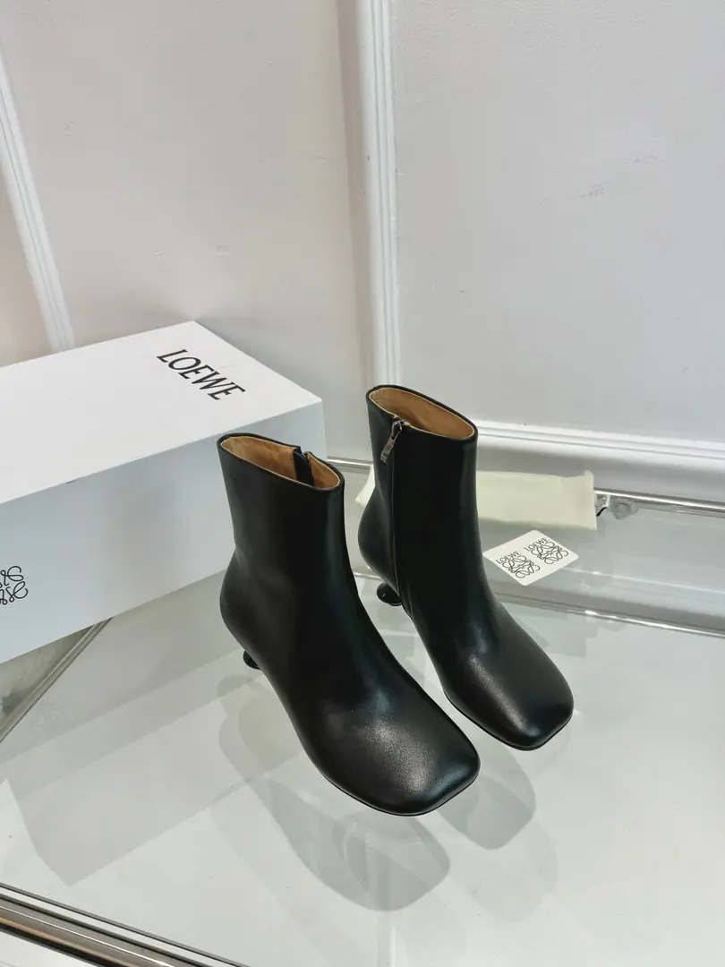 🆕 💗【Loi Yi Wai.•Loewe】 - It's a hot new deal. The whole story is in the original., Fashion and personality are so good. It's a great color. ●Fabulous.: Importing high-swilight cattle back-feathers ●Uchi.: Water-tied cow skin. ●Foot.: Water-tied cow skin. ●Otsumi!: The original is really a big one. ●Call. ●Packaging: Original package ●Codes: 35-40