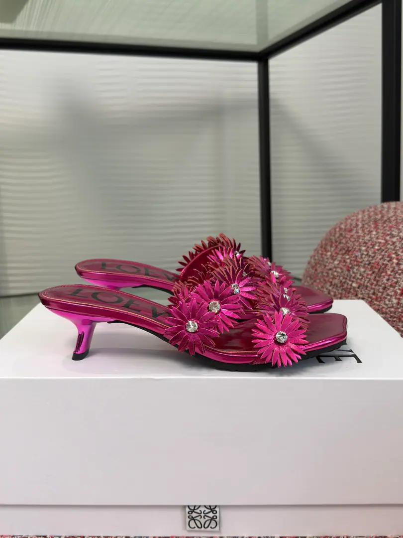 Top Version LOEWE Loi Yi Wai. 2026 Summer New Money Square The water drill. Cats and... Shoes. This is...LoeweThe brand's white daisies decorated with a cool tow., Designed with the iconic 3D flower and water drilling dots, It's a very well-known fashion stand-up for summer.. Shoes are smooth leather material., Two rows of fine white daisies., The flower is inflamed with a bright water drill., It's a little more than a little bit of a branding., It's perfect for a dress or a vacation.. Fabulous.: Import of sheep skin Uchi./Foot.: Import of sheep skin Shoes under the sole.: The original model of the rubber floor. Size: 35-41（40 41I'll make sure I don't change it.）