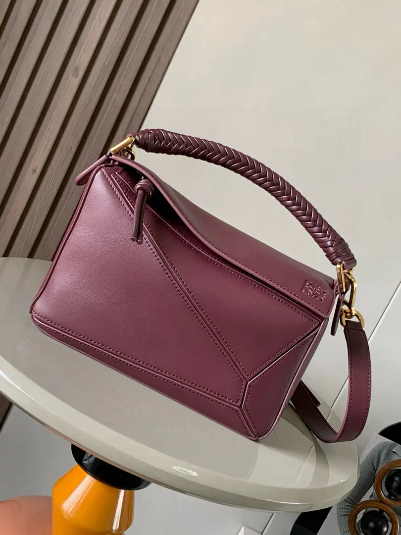 🔥New paragraph🔥The little soft cow leather.Puzzle The bag is for Creative Director Jonathan.．Anderson.( Jonathan Anderson ）🔥First handbags launched👜The shape of the rectangular body and the precise cutting technique have been created. Puzzle Unique Geometric Lines🎀This small version is made of soft cow leather.🧸It's a combination of unique knitting handkerchiefs.. ＊This little one. Puzzle A bag can hold a big wallet like that.👛All-sized cell phones and sunglasses.🕶♪ And I can't bear ♪, Slash, Handheld or handheld😻Disableable resonable sundries＊- We're going to pull the chain.❤️Bull leather zipper.🔗External zipper back pocket and an internal plug bag.＊Customize with shoulder belts and personal tweaks＊In the furded liner.＊ Anagram Ballast🛍️ Dimensions: 24cm～10.5cm～16.5cm Paragraph: 9064 Colours: Breathish red.