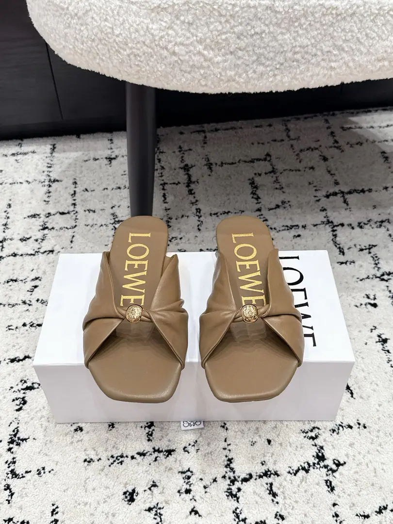 LOEWE 26/ New paragraph Super soft, doo-do ballet shoes. This one.Pebble Soft It's a elegant combination of ballet soles and moller's shoes., The motten air of the first autumn was made of super soft sheep., I got a shoe on the bottom. Anagram Letters are smooth. Soft Napa skins and shoes., It's backed by a very simple structure., Make a two-foot naked experience., It'll be easy for you to walk all day., A nice pair of flat shoes.. ✔️Shoe.: Little sheep's skin. ✔️Uchi.: Little sheep's skin. ✔️Otsumi!: Original Customized Bottom ✔️Size: 35-41（40 41Do it.）