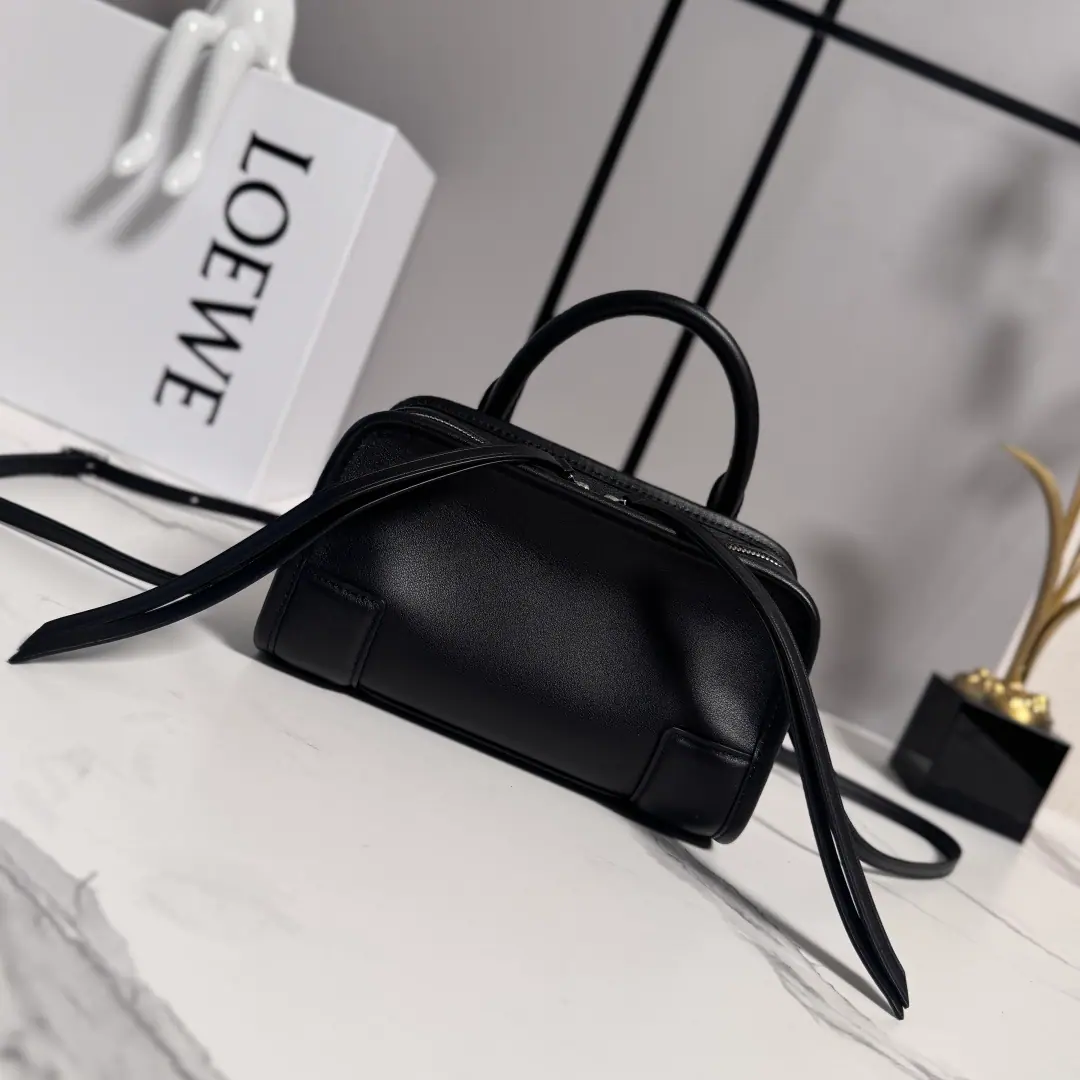 LO℮w℮🌟Mini-Man. Soft Cow leather.Amazona Handbag. Reconstruct.LThe family legend bag., Shows the outline of leisure, A single top handler.. Open design for handbags, Main partition is fixed with hidden buttons. Match🉑Disassemble shoulder belts and slanted back belts, Make a practical style.. ♪ The mini-you ♪ The version is made of soft cow leather.. *Two ways of carrying them.*Shorthand., 🉑♪ Break your shoulder and slash ♪ Back belt.*The zipper is tied to two leather zippers.*Two layers., Main partitions open with magnets.*LeftDRings Customise*In the furded liner.LOE*WEHot gold or hot silver., Double LThe stamped branding.🌟 size:20*7*11.5CM Model: 062603