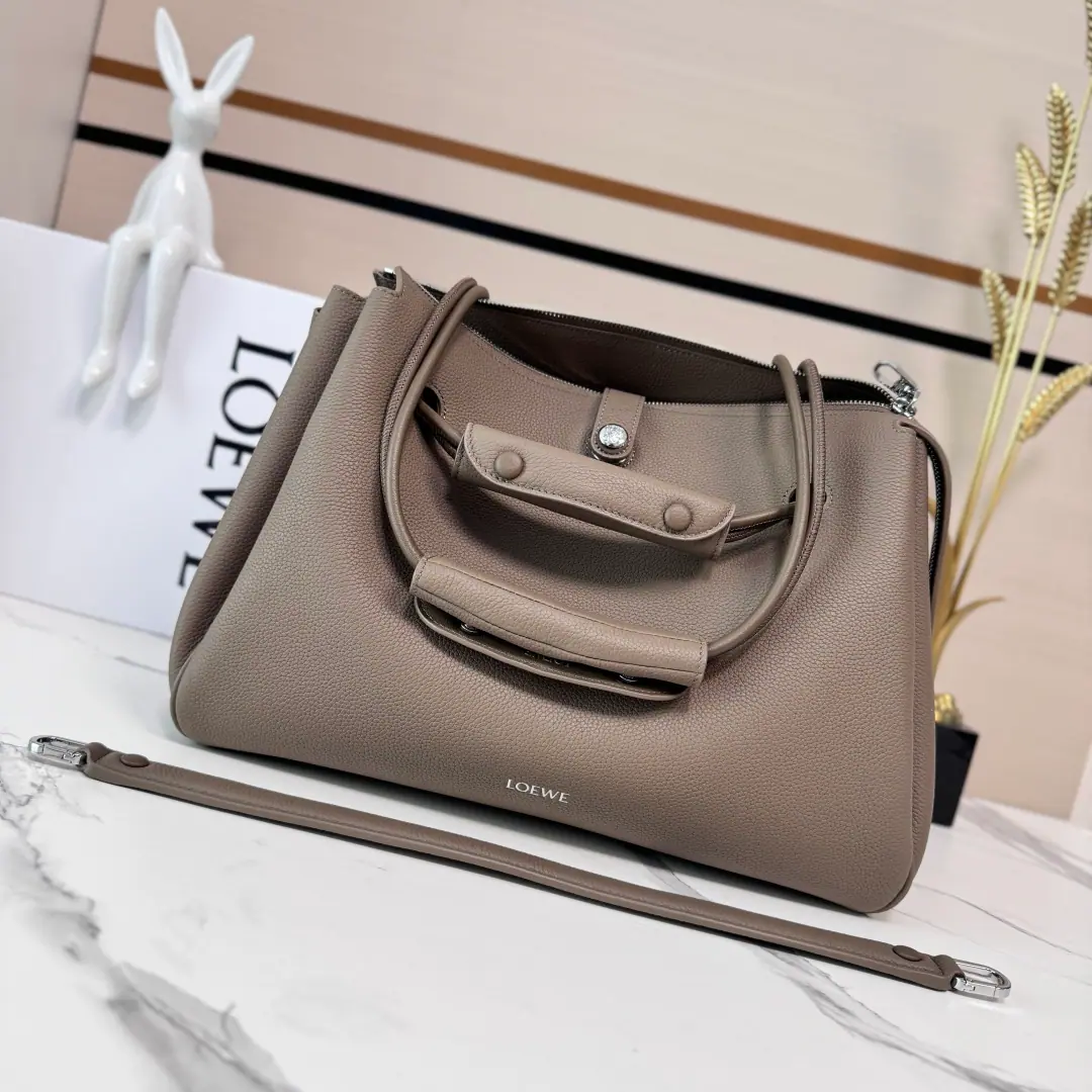 The Lok family.🌟New paragraph🆕Big, soft cow leather. Madrid Handbag. Madrid Soft structural silicon shape., Use angular support design, Matchable to adjust the handler and Pebble Magnetic buttons. This big version is made of soft cow leather.. ♪ And I can't bear ♪, Slash or handheld*Regable shoulder belt, We'll have a leather stretch.Anagram Pebble Magnetic button opening, - We're going to pull the chain. A zipper bag., An internal position. Anagram Pebble Metal toe nails Napa sheep leather liner. size:33*12.5*24CM Model: 052510