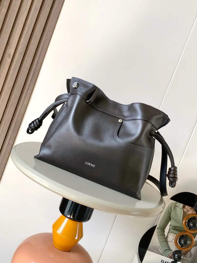 🔥The star is the same.,New version of the Fukuoka30CM🔥 The medium-sized bright-faced cow skin innovation.FlamencoHand in hand, bag.🔥Use a zipper to tighten it., And a sign of a wheel.💄This version is made of Napa cattle leather.💥I have to say..., This brand is all about the softness and pragmatism of the leather.Flamenco KnotIt was a great show.💣You can feel it all you want.Flamenco KnotI found it.🌻We'll combine the ropes with the Tott bags., It's a different feeling for the girls.🌹It's not as simple as it looks., But it's special., It's a good thing.🎁The name of this bag is the same as the French French gypsy dance in Spain.👑It's also a design style that means that Lo is a graceful and personalist.💖Skin is a smooth Spanish cow.👜It's so soft., Refruit leather line.🌞It's solid and swipe., It's a big shot., Except for what I can do.shoulder bagOr a handbag.🩵A special pull-line design., And soft leather loading., Tighten the ropes and the line is more fluid., It's a great place to work and to be free. Dimensions: 30CM~24.5CM~10.5CM Paragraph: 9110 Colours: It's like old brown.