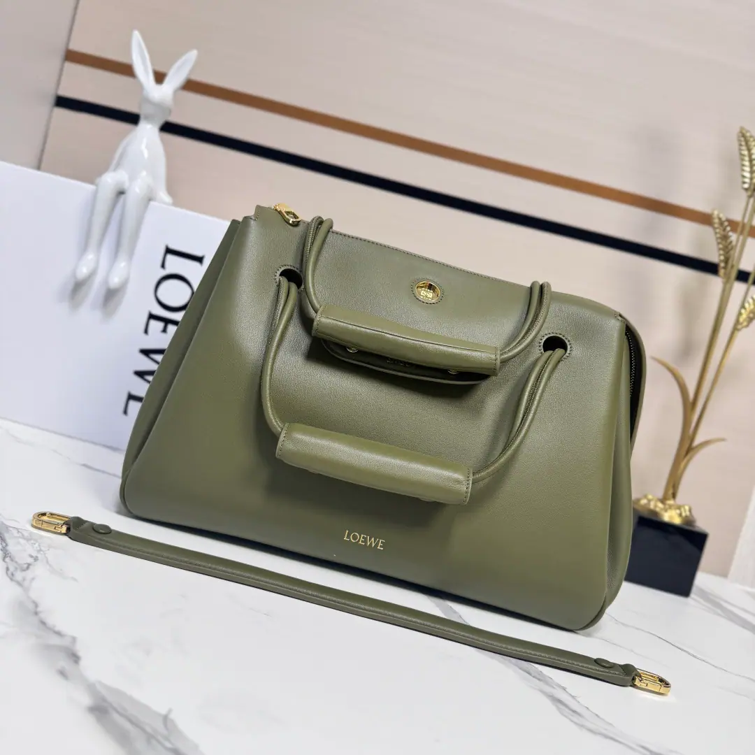 The Lok family.🌟New paragraph🆕Big, soft cow leather. Madrid Handbag. Madrid Soft structural silicon shape., Use angular support design, Matchable to adjust the handler and Pebble Magnetic buttons. This big version is made of soft cow leather.. ♪ And I can't bear ♪, Slash or handheld*Regable shoulder belt, We'll have a leather stretch.Anagram Pebble Magnetic button opening, - We're going to pull the chain. A zipper bag., An internal position. Anagram Pebble Metal toe nails Napa sheep leather liner. size:33*12.5*24CM Model: 052510