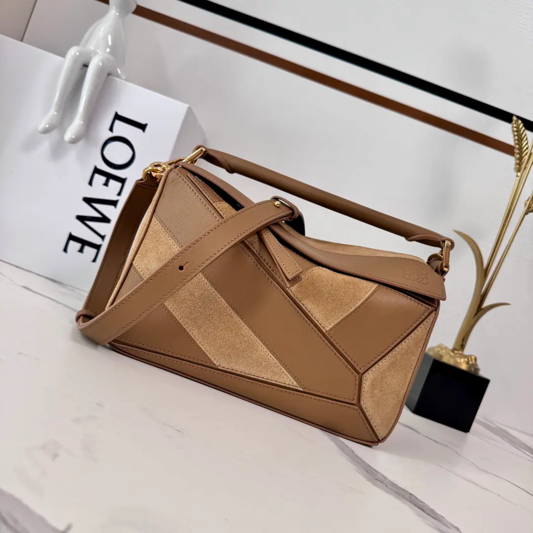L⊚℮w℮New paragraph🌟Puzzle It's a long-form shape with a single geometric line.🆕 The small version is made of classic cow leather and fuzzy leather., A flower stripe with a specific pattern*♪ And I can't bear ♪, Slash or handheld Disableable resonable sundries*- We're going to pull the chain., Bull leather zipper.*An external zipper back pocket., An internal bag.*In the furded liner.*Anagram Ballast size:24*10.5*16CM Model: 262588