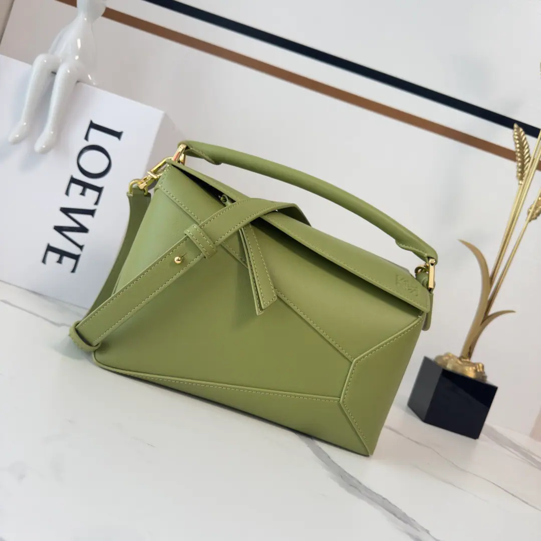 L⊚℮w℮🌟New version🆕 The little soft cow leather.Puzzle EdgeHandbag. 𝑳Home.🆕First-time show handbags launched*The shape of the rectangular body and the precise cutting technique have been created. Puzzle Unique Geometric Lines*This small version is made of soft cow leather., It's a little bit of an overlap.. SmallPuzzleIt can hold a big wallet, for example., All-sized cell phones and sunglasses., Shoulder or slash*Handheld or topheld*Shoulder band adjustable, Disableable*An internal plug and an external back-link pocket.*- Pull the zipper and pull the leather.*Man-tempered cotton canvas liner.Anagram Ballast🌟 size:24*10.5*16CM Model: 062324