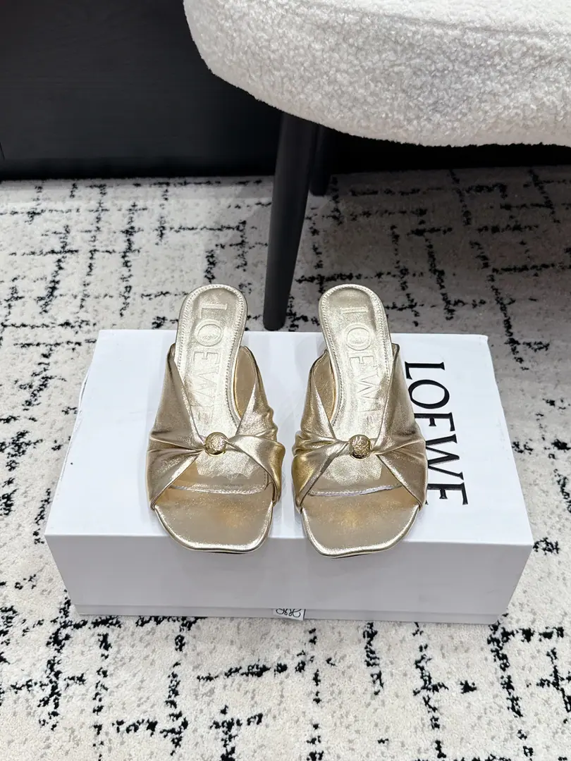 LOEWE Loi Yi Wai. 26/ Spring and summer. Personally wrinkled heels. Cats and sandals. The crazy grass is a little more clean and elegant., ♪ To keep you alive ♪ And the color is pretty., The upper foot is full of gas., He's so handsome and handsome. ✔️Fabulous.: Bullskins. ✔️Uchi.: Lamb skin. ✔️Otsumi!: Italy is a big-ass country. ✔️He's tall.: 4.5cm ✔️Size: 35-41（40.41I'll make sure I don't change it.）