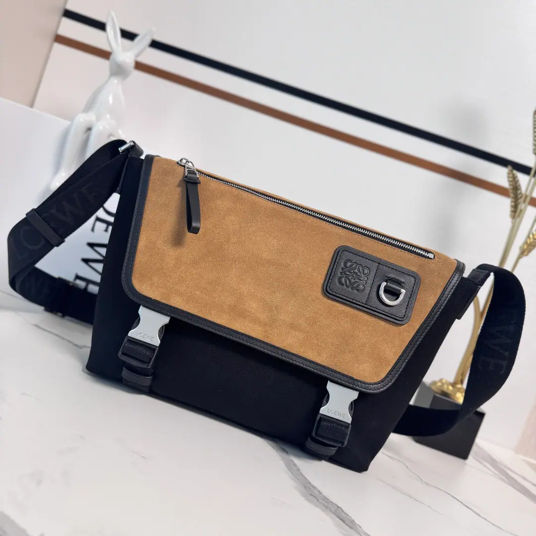 L⊚℮w℮🌟 High Quality （All steel hardware.）New paragraph🆕Medium canvas and fuzzy tan.FlexMailman's bag. Use ladder caps, It's a fine sports style detail.. The medium version is made of cotton slanted canvas and fuzzy tans*🉑Fire!13Inches of laptops*Shoulder or slash*AdjustableLO**EWEWeaving*Press button overlid.*A zipper in front of the bag., A new magnetate.*A zipper bag.*nylon line.*Anagram The barbarism is matched by...DCircle. Model: 822513（All steel hardware.）