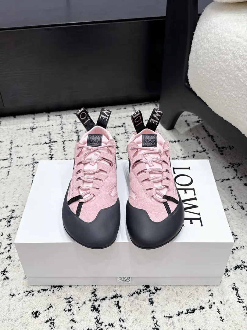 Men+10 Loewe Flow Runner Loi Yi Wai.26/Rock-climb-drain shoes. This season's a great season. The whole net is on fire., Nice foot., The loose shoe line weakens the complex design., But you hide your high-level thoughts in detail., It's not just routine, it's a light-door trip., It's easy to fit in with the scenes., A fashion style that's so low-profile and luxuries.. This year's fashion is a rare year.！It's all seasons.！Newly upgraded soles, Give this shoe a resounding, elegant interpretation., And I'm now a part of the modern sense of the world.LOEWELoi-Wei-Wi's unique style.. ✔️Fabulous.: Cows are counter-feat. ✔️Uchi.: Lamb skin. ✔️Otsumi!: Original Open-Mode Customized ✔️Size: 35-45（Women40 Men45Do it.）