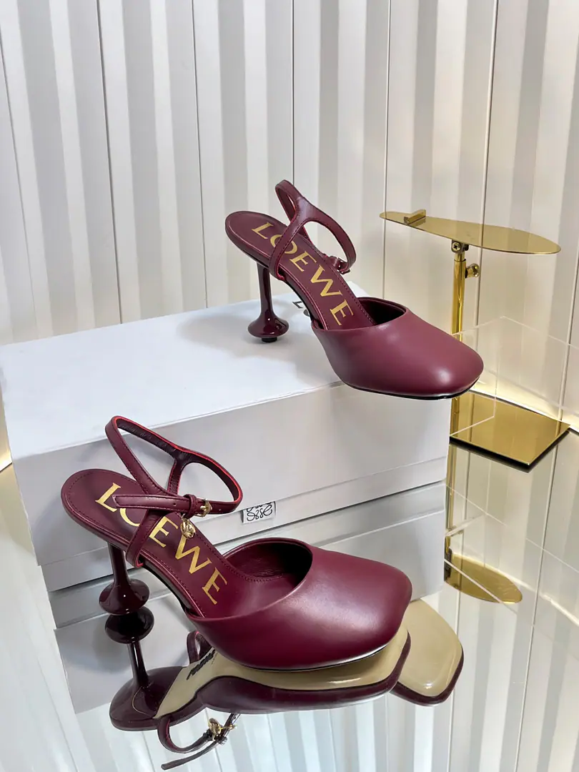 Requisition levelLOEWE｜Loi Yi Wai.2026The new one is always a pair of sandals. 2026ssLoi Yi Wai.LOEWE [Fireworks][Fireworks]SSSummer-limited slippers., It's a hottest color., Real leisure-style dance shoes., The beauty of Cain., Use a delicately imported cow skin., Touch the skin like a baby's skin., It's like you're not wearing it., It's so light. Super soft It's so cozy., The foot is really beautiful.！！！Very recommended., The most gorgeous thing in superfashion Paris.💡, The star of the game. Fabulous.: Original cow skin/Drilling. Uchi.: In the original sheep's skin. He's tall.: Floor/5cm/9cm Shoes under the sole.: The original is really a big one. Size: 34-43（34.40.41.42.43）Make a reservation.