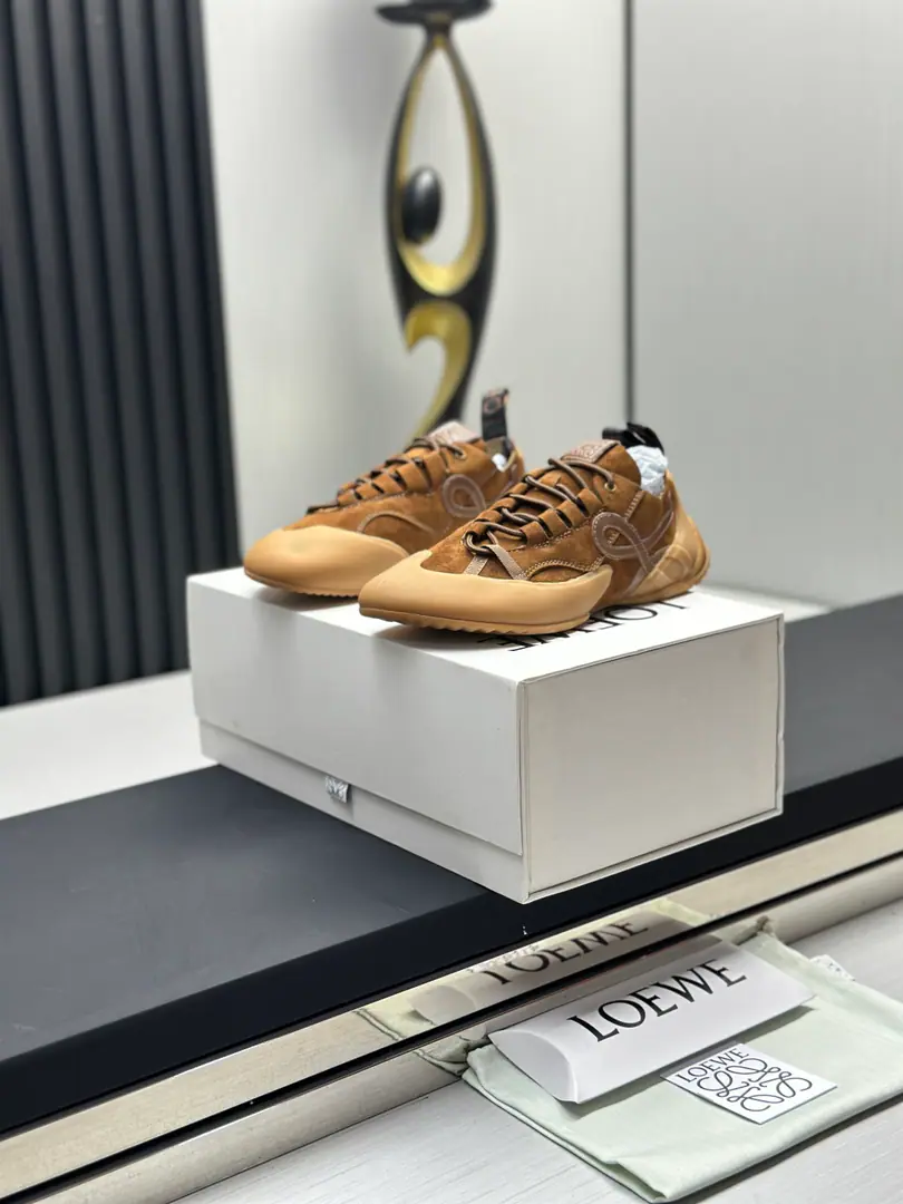 The factory is selling it. （Aircraft boxes are packed）Loi Yi Wai. Loew* NewFlow Runner2.0A series of new sports shoes. New colored relic series of sneakers The baby that was planted by his family..Don't miss the style this time..A new color mix that's light and comfortable..It's perfect for spring and summer. The most special part is its very bottom., The whole thing goes through the shoe., Shoes under the sole., Shoestails. The side is clear.Logo A very low-key sneakers. Shoe.: Cowskin./♪ nylonbubs/- Oh, Pete. Uchi.: Import soft sheep skin Otsumi!: EVADouble-coloured rubber base Codes: 35-45（Couple money. )