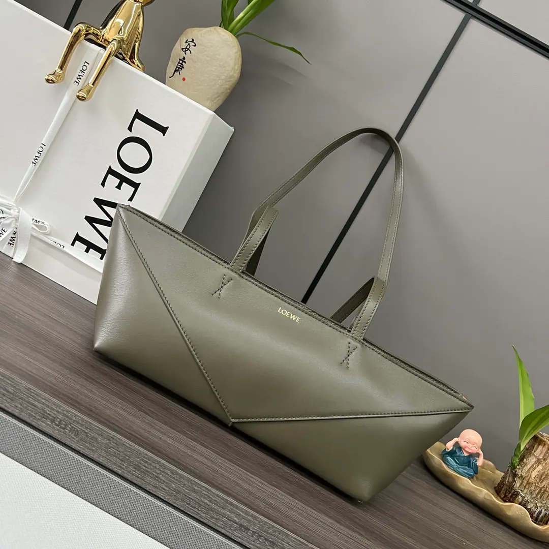 LO℮w℮🌟- A bright cow leather. Puzzle Fold Cropped Handbag.👜Reconstructing with a picture of the beauty of the geometric structure., So that the bag can be completely flattened., A so-called traveling companion.. Brands use creative thinking to create soft and light bags., It's a low profile.L⊚℮w℮Branding. This short version is made of a bright-looking napa leather.. *Shoulder or handheld*- We're going to pull the chain.*In the furded liner.L⊚℮w℮Hot gold.. size:39*12.3*12.5CM Model: 052313