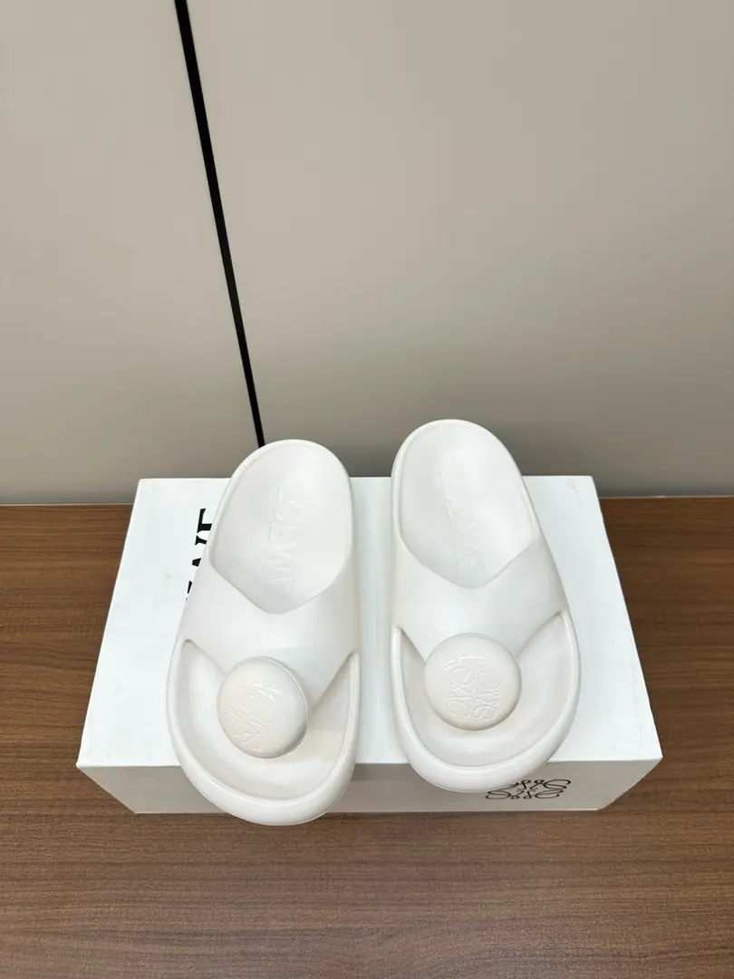 Loi Yi Wai. LOEWE Ease Bubbles and feet. Beach shoes. - Slugs. Special price ⚠️ New, Unpackaged boxes！ Codes: 35/6, 36/15, 37/11, 38/9, 39/9, 40/2.