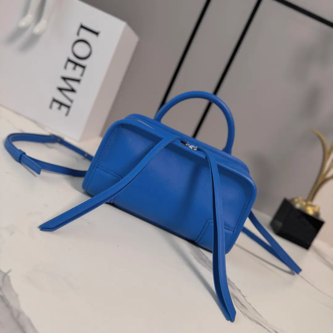 LO℮w℮🌟Mini-Man. Soft Cow leather.Amazona Handbag. Reconstruct.LThe family legend bag., Shows the outline of leisure, A single top handler.. Open design for handbags, Main partition is fixed with hidden buttons. Match🉑Disassemble shoulder belts and slanted back belts, Make a practical style.. ♪ The mini-you ♪ The version is made of soft cow leather.. *Two ways of carrying them.*Shorthand., 🉑♪ Break your shoulder and slash ♪ Back belt.*The zipper is tied to two leather zippers.*Two layers., Main partitions open with magnets.*LeftDRings Customise*In the furded liner.LOE*WEHot gold or hot silver., Double LThe stamped branding.🌟 size:20*7*11.5CM Model: 062603