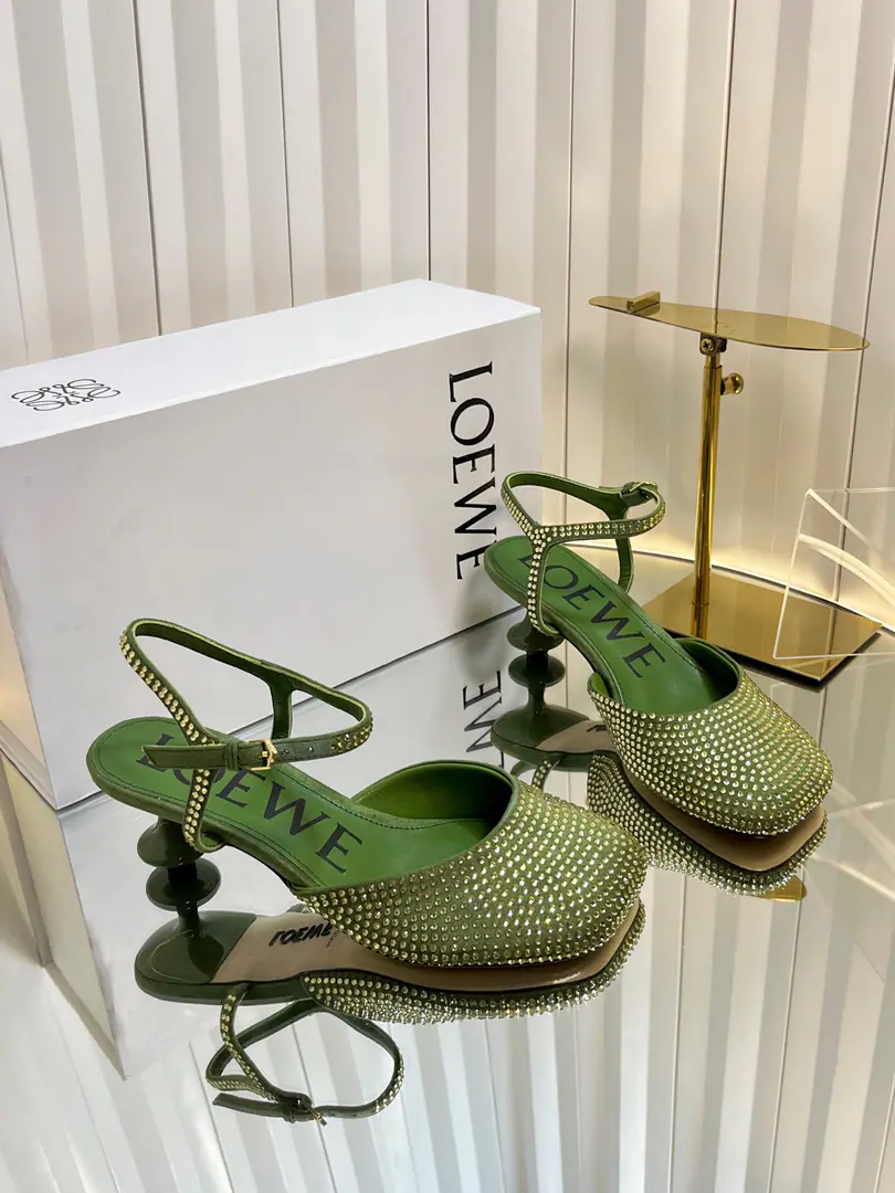 Requisition levelLOEWE｜Loi Yi Wai.2026The new one is always a pair of sandals. 2026ssLoi Yi Wai.LOEWE [Fireworks][Fireworks]SSSummer-limited slippers., It's a hottest color., Real leisure-style dance shoes., The beauty of Cain., Use a delicately imported cow skin., Touch the skin like a baby's skin., It's like you're not wearing it., It's so light. Super soft It's so cozy., The foot is really beautiful.！！！Very recommended., The most gorgeous thing in superfashion Paris.💡, The star of the game. Fabulous.: Original cow skin/Drilling. Uchi.: In the original sheep's skin. He's tall.: Floor/5cm/9cm Shoes under the sole.: The original is really a big one. Size: 34-43（34.40.41.42.43）Make a reservation.