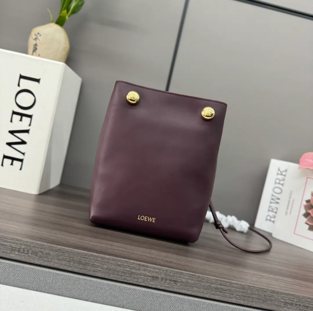 LO℮w℮🌟Smooth cattle leather.PebbleBags. Use folding structures, Tiles and dual marking *Anagram Pebble.Regable shoulder belt, 63centimetres- Centimetres.A leather liner with a inside bag.LO℮w℮Hot gold., Take a seat.AnagramMark. Model: 012444 Size: 17*7*21.5CM