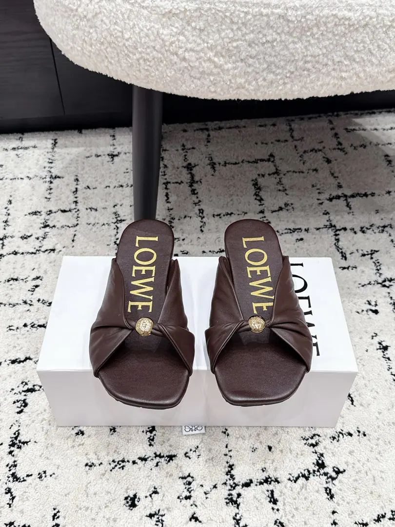 LOEWE 26/ New paragraph Super soft, doo-do ballet shoes. This one.Pebble Soft It's a elegant combination of ballet soles and moller's shoes., The motten air of the first autumn was made of super soft sheep., I got a shoe on the bottom. Anagram Letters are smooth. Soft Napa skins and shoes., It's backed by a very simple structure., Make a two-foot naked experience., It'll be easy for you to walk all day., A nice pair of flat shoes.. ✔️Shoe.: Little sheep's skin. ✔️Uchi.: Little sheep's skin. ✔️Otsumi!: Original Customized Bottom ✔️Size: 35-41（40 41Do it.）
