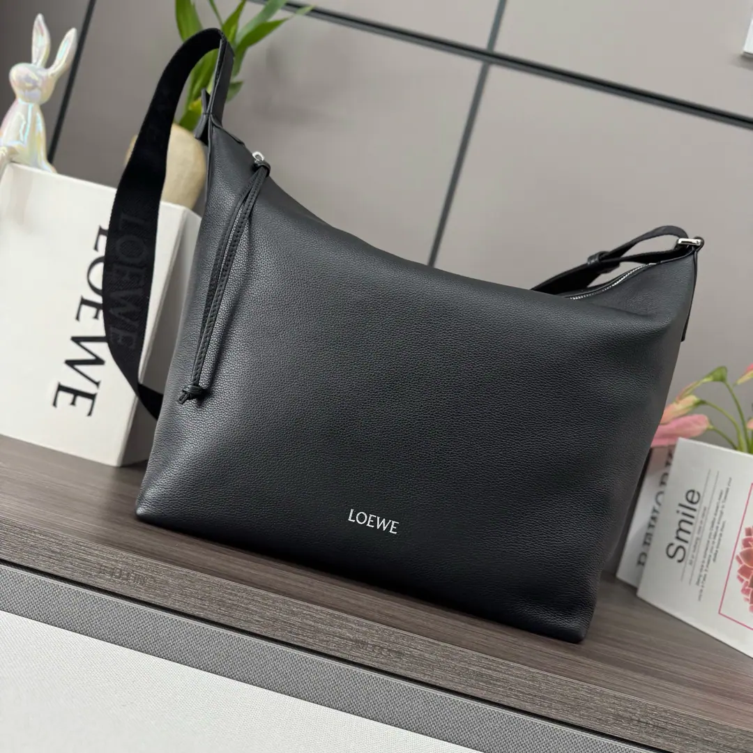 LO℮w℮🌟New soft-skinned cow leather.𝒄𝒖𝒃𝒊 Slanting bag.It's a big, soft handbag.*It's easy to fit into the body.. Can be released13Inches of laptops, Slashable, ♪ Shoulder bag ♪*🉑️ReconciliationLO℮w℮Weaving*- We're going to pull the chain., Bull leather zipper.*An internal bag..The velvet is lined.*LO℮w℮Hot silver.. size: 44*30*18cm Model: 062240