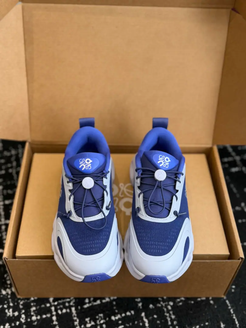 Dong-hoon's sub-purchase level Loi Yi Wai.LOEWE🇨🇭OnRun! XJoint contributionsCloudsolo Loewe 3.0 No shoelaces. It's cozy. Low-end running shoes. Same sex. I'm a sneaker. 【New Express】Loewe X On 26Autumn Winters Update Series 🥳Loewe X OnA series of high-performance costumes., MatchOnThe first time we've ever been together, we've got a new sports shoe.Cloudsolo, It makes it easier for you to behave.. 🔥CloudsoloNice running shoes.Loewe♪ Loi Wei andOnThe sign of the run., "with a sculptural sense of integration of the bottom of the cloud's shoes.". The core is...OnSignalCloudTec®Seismic technology, This time, we'll re-engineer our shoes with one cloud of elements.. Helion™The bottom of the super-bumble and the flexibilitySpeedboardThe board provides comfort and exercise control., And the shoes fit in.LoeweDesign. Semi-transparent Net Eye, Details of the elastic dry shoe belt and pebble buttons, To improve the shape with a low profile and practicality. The sneakers are green., Orange red., The green green is the bright color., It also provides soft and neutral colours to meet daily needs for tweaking.. ⭐Luxury touch combined performance technology, The contours of achievements designed specifically for urban life, Including the velvet coats., Pants and classic coats.. 👏Loewe X On 26The Autumn and Winter Cooperation series has been set up with overseas power suppliers., It's worth the attention.！ Size 36 37 38 39 40 41 42 43 44 45 （45Custom）