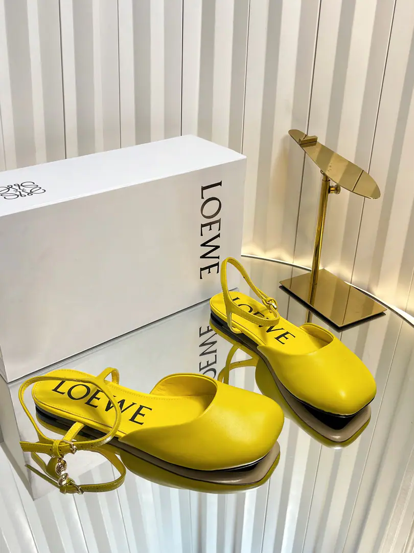 Requisition levelLOEWE｜Loi Yi Wai.2026The new one is always a pair of sandals. 2026ssLoi Yi Wai.LOEWE [Fireworks][Fireworks]SSSummer-limited slippers., It's a hottest color., Real leisure-style dance shoes., The beauty of Cain., Use a delicately imported cow skin., Touch the skin like a baby's skin., It's like you're not wearing it., It's so light. Super soft It's so cozy., The foot is really beautiful.！！！Very recommended., The most gorgeous thing in superfashion Paris.💡, The star of the game. Fabulous.: Original cow skin/Drilling. Uchi.: In the original sheep's skin. Shoes under the sole.: Original version of the frame Size: 34-43（34.40.41.42.43）Make a reservation.
