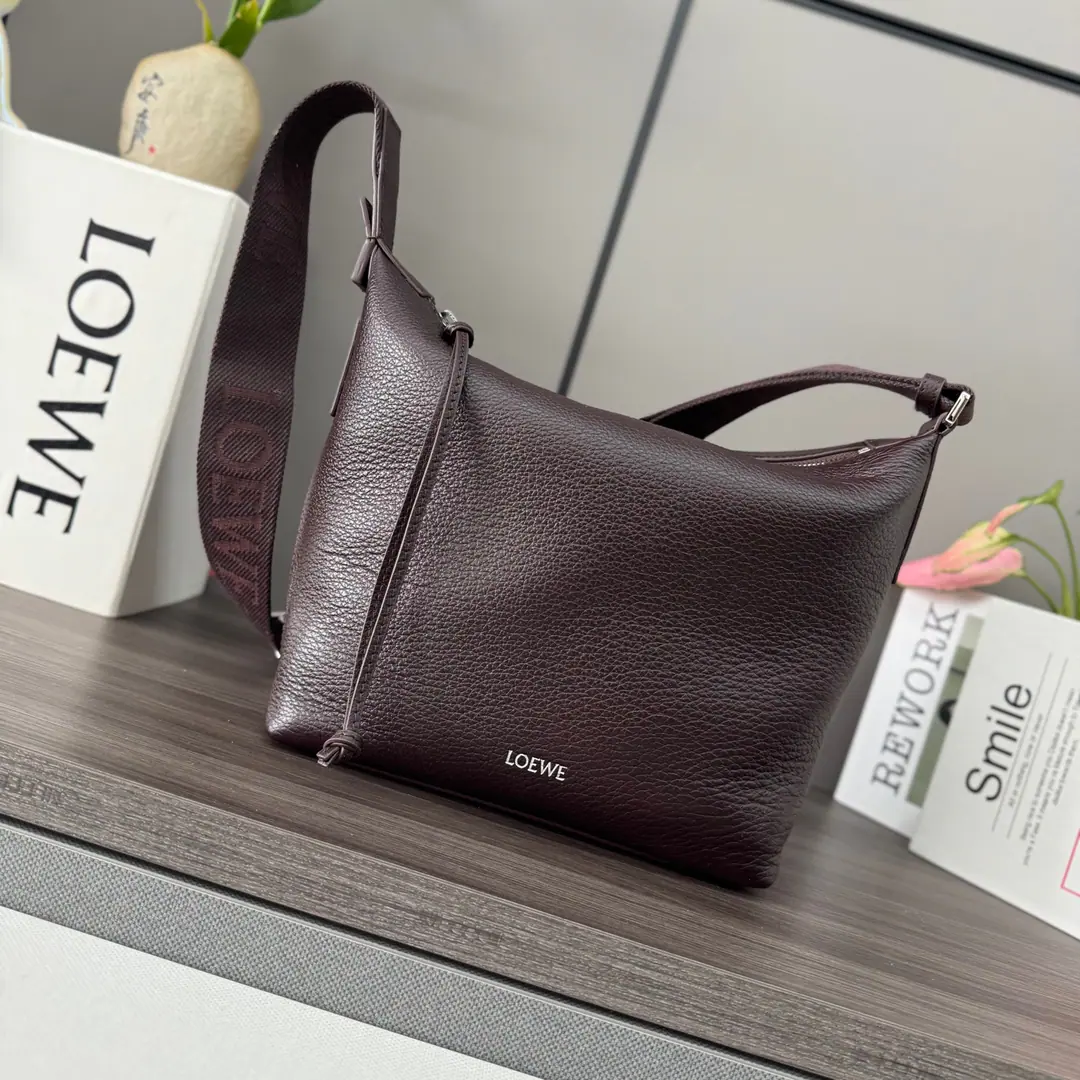 LO℮w℮🌟New soft-skinned cow leather.𝒄𝒖𝒃𝒊 Slanting bag.It's a big, soft handbag.*It's easy to fit into the body.. Slashable, ♪ Shoulder bag ♪*🉑️ReconciliationLO℮w℮Weaving*- We're going to pull the chain., Bull leather zipper.*An internal bag..The velvet is lined.*LO℮w℮Hot silver.. size: 29*10.5*22cm Model: 062241