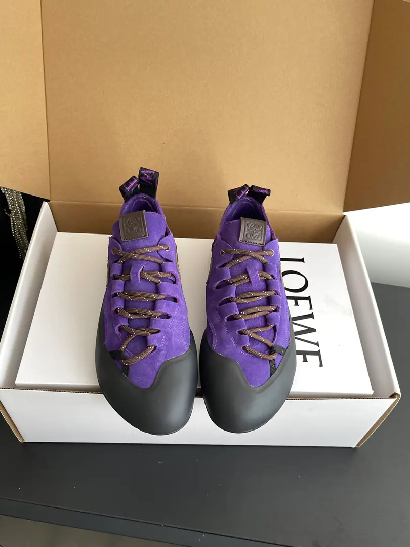 Female/Men 🏧𝐋𝐎𝐄𝐖𝐄Loi Yi Wei's new Agan's running shoes are now in full color., To get a sense of the brand's fine work., The shoe bottom design is new., Kick-and-roll-proof., The most comfortable sneakers of the year., No originals but no development, Original1:1Copy. Size:Female size35-41, Men39-44