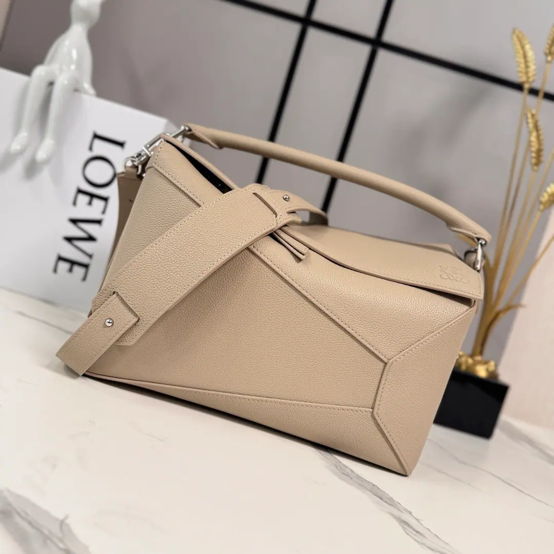 L⊚℮w℮🌟 New Color🆕Medium-sized cow leather.Puzzle Handbag.🌟🆕First-time handbag*The shape of the rectangular body and the precise cutting technique have been created. Puzzle Unique Geometric Lines*This version is made of soft-pumped cow leather., It's a little bit of an overlap.🌟MediumPuzzleIt can hold a big wallet, for example., All-sized cell phones or one.A5Notebook 0.5The size of the elevator. Water bottle and sunglasses box. Shoulder or slash*Handheld or topheld*Shoulder band adjustable, Disableable*An internal plug and an external back-link pocket.*Bull leather zipper.*Man-tempered cotton canvas liner.*Ana size:062329 Model: 29*19.5*14cm