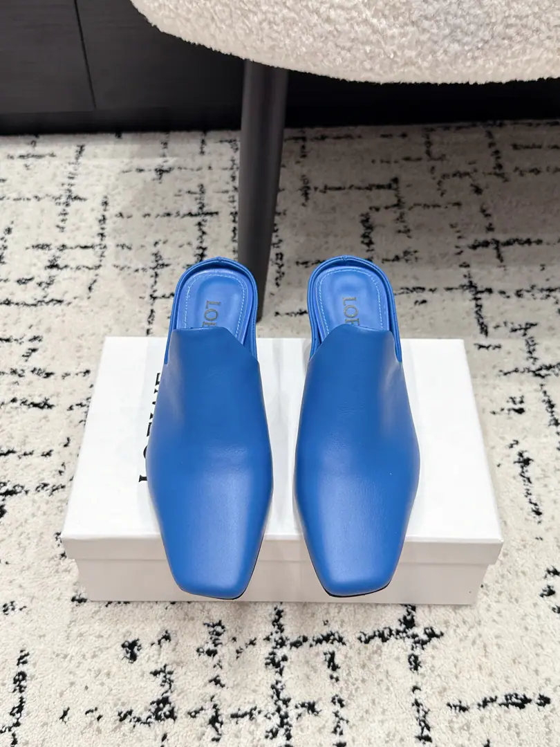 LOEW*26/ The new leader Muller is half-drawn. The shoe of a lazy man with a sense of excellence., A stump can put on a high-profile style without any effort.. Design with a sharp cut of the head, Lines are simple and fluid., A low-key quality., Different colors fit different styles, Yes, I can.holdA very good job., And it's a natural, loose shape.. It's all about the combination., With suit., Straight pants., Half-clothed., Even a dress can be easily managed., I don't care if it's a commuter., You're going out or out?, One pair will make the whole scene look good.. ✔️Shoe.: Bullskins. ✔️Uchi.: Lamb skin. ✔️Otsumi!: That's a big one. ✔️He's tall.: 5.5cm ✔️size: 35-41Code（40, 41Code custom is not to be changed）