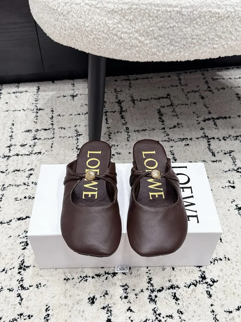 LOEWE 26/ New paragraph Super soft, doo-do ballet shoes. This one.Pebble Soft It's a elegant combination of ballet soles and moller's shoes., The motten air of the first autumn was made of super soft sheep., I got a shoe on the bottom. Anagram Letters are smooth. Soft Napa skins and shoes., It's backed by a very simple structure., Make a two-foot naked experience., It'll be easy for you to walk all day., A nice pair of flat shoes.. ✔️Shoe.: Little sheep's skin. ✔️Uchi.: Little sheep's skin. ✔️Otsumi!: Original Customized Bottom ✔️Size: 35-41（40 41Do it.）
