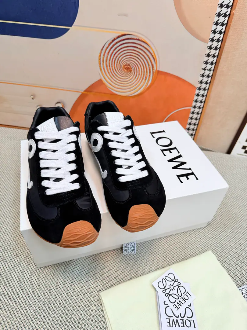 Top Couple money. Loi Yi Wai.loeweNew big-headed sneakers.Ballet Runner2.0Ballet Agan's shoes. ▪️- The bent shoe head., The broad-faced soles.. Softly deep.vBack end bag, - It's so nice on the upper foot.‼️ A simple, low-shoe-style., The side has a brand.LogoFirst Letter ▪️The shoes are imported into the velvet./Cowskin./Fashion. Original custom grinder ▪️ Original Box Packaging Women35-40 Men39-45（46 Notes47+30Custom without re-offer）