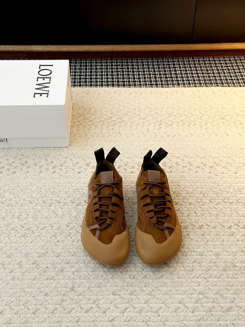 𝐋𝐎𝐄𝐖𝐄Roy Wedd's shoe., It's delicate., With black rubber shoes., Jane and modern.. The tongue and the back of the shoe have branded ribbons., Full Details. Shoes are comfortable., Fit for daily wear or light exercise, Purple eye-sucking., It's a good time to be free or on the street.！ LoeweLoi Yi Wai. Latest26SS Showtime. Retro. Thick Leisure Sports shoes - Tetsu. Gumps. AnagramMark, It's a very good recognition.！Underlying thick rubber shoes, The grip and comfort are great., Daily commute, You can ride easy when you're free to go. Retro and modernity., Black-and-white., You can dress up in pants.holdStay., ♪ Easy to build fashion styles ♪ Send a cabinet for fine packaging ➢Shoe-faced material: Original customized head-level cattle skin ➢The contents of the shoes.: Imports of soft sheep skins ➢Shoe bottom material: Original modeling of slide-resistant rubber material ➢Shoes.: Women35-39Men39-45（Women40Men45Custom without re-offer）