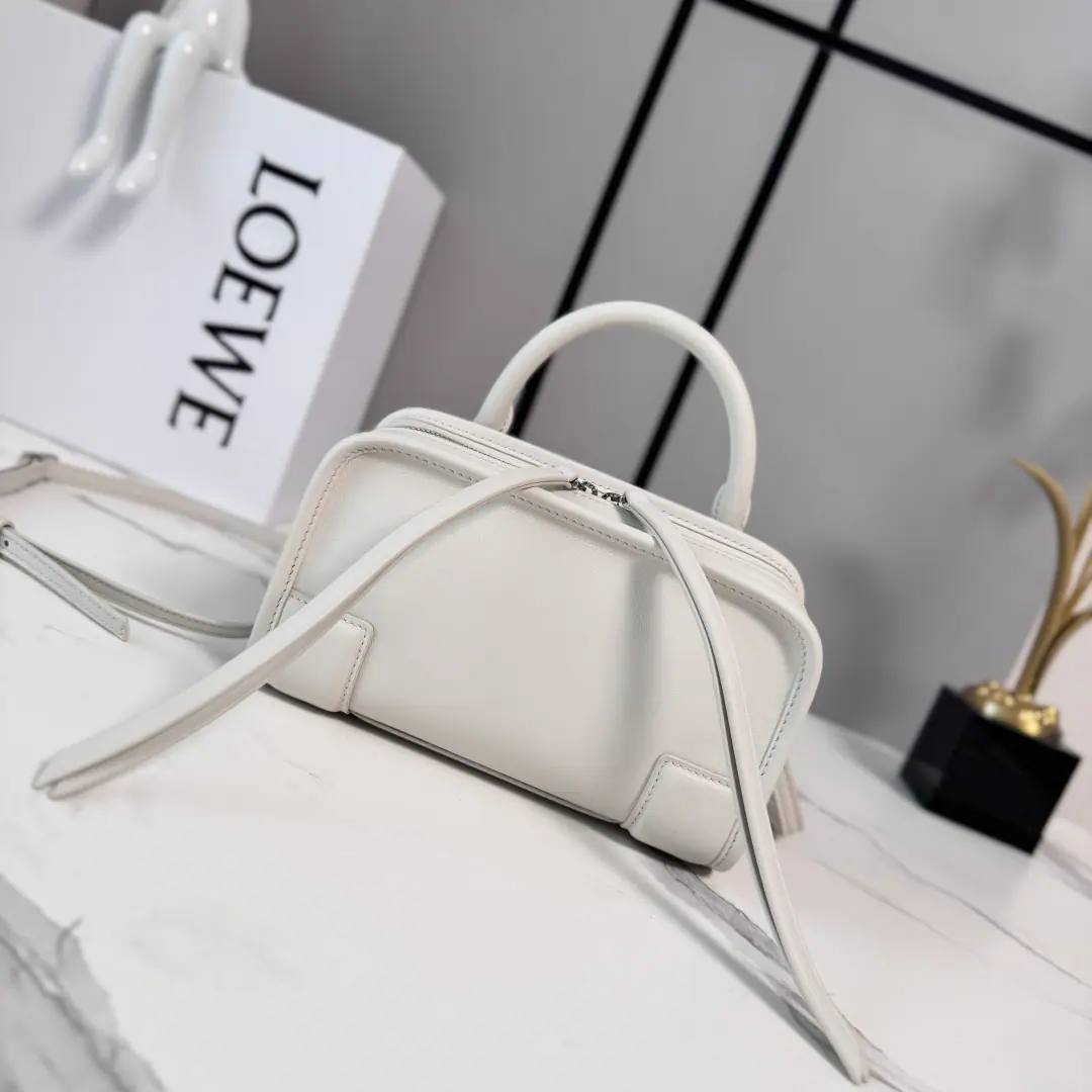 LO℮w℮🌟Mini-Man. Soft Cow leather.Amazona Handbag. Reconstruct.LThe family legend bag., Shows the outline of leisure, A single top handler.. Open design for handbags, Main partition is fixed with hidden buttons. Match🉑Disassemble shoulder belts and slanted back belts, Make a practical style.. ♪ The mini-you ♪ The version is made of soft cow leather.. *Two ways of carrying them.*Shorthand., 🉑♪ Break your shoulder and slash ♪ Back belt.*The zipper is tied to two leather zippers.*Two layers., Main partitions open with magnets.*LeftDRings Customise*In the furded liner.LOE*WEHot gold or hot silver., Double LThe stamped branding.🌟 size:20*7*11.5CM Model: 062603