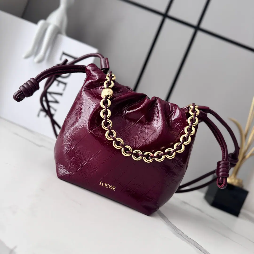 LO℮w℮🌟Mini-Man.Flamenco Purse Fuku-ki! Use wrinkle design, Key details of the side combination with the marker ropes.. It's a lot of fashion., It's a handbag., And with a doughnut chain., Or a leather strap.. This version is made of soft crocodile-creeded cow leather.. ♪ And I can't bear ♪, Slash or handheld*Dismantled to adjust leather shoulder belts*Can take out doughnut chains*Anagram Crawl.*Low-key buttons open.*Fly-faced liners with gold or silver.*(A metal chain with a long leather shoulder belt.） Model: 412342 Size: 23*17*5.5CM