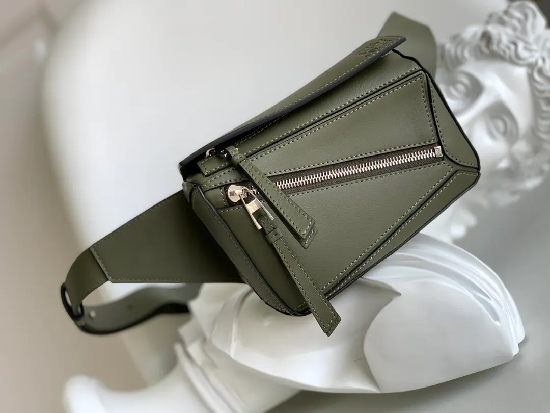 Lo*we🔥New classic.Puzzle - The waist bag.🌟 Cow leather.Puzzle The bag is for Creative Director Jonathan.·Ender.（JonathanAnderson）Yes.LOEWEFirst-time show handbags launched*The shape of the rectangular body and the precise cutting technique have been created. Puzzle Unique Geometric Lines*Now we're rolling out the mini-bladder.*Port your waist.*Shoulder or slash*Regable shoulder belt*Metal hooking open., It's carved.LOEWELogo*An internal plug and an external zipper bag.*Bull leather zipper.*Man-tempered cotton canvas liner.Anagram Ballast🌟 size:18*12*7.5CM Model: 052138