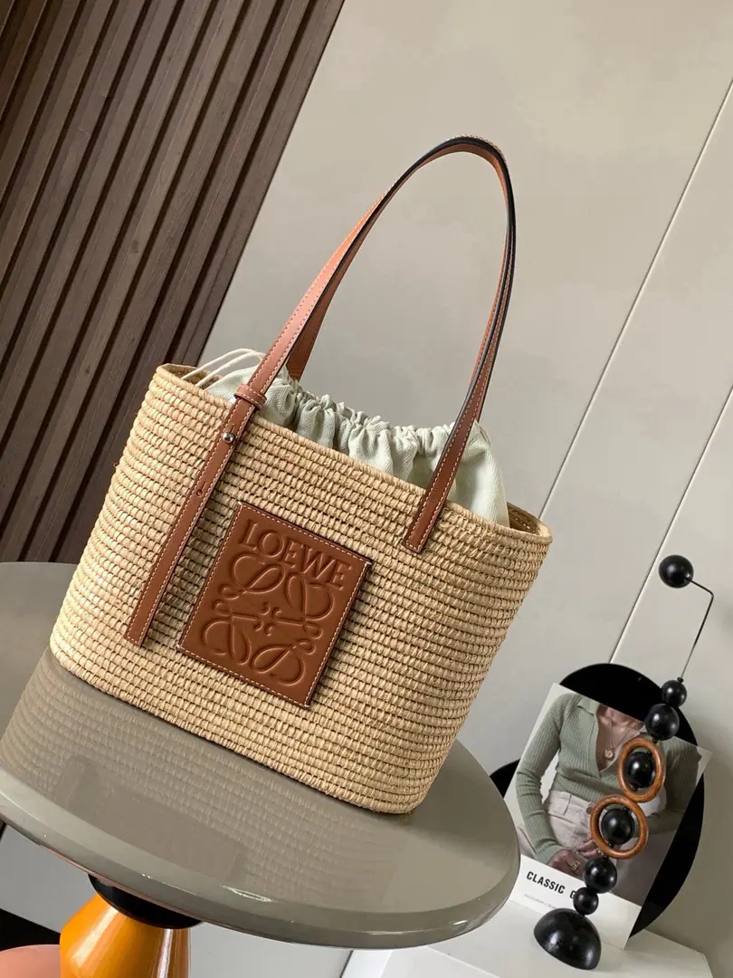 🔥Explosive.🔥Small-size cocoon fibres and cow leather squares. Basket Handbag.🌹This tight square.BasketThe bags were made of pure handweaving and cattle leather.🌼And he's a little self-respected., Simple formula has a meaning.💥Han is wearing this bag. feel I'm here. It's perfect for a trip outside.💄Self-modifiable back belt length, Out-of-country trip or telecommuting.👜Just one ride., It's so nice on your back.👑Square basket It's definitely a package for the beach vacation.🌷There's definitely a leisure bag for the leisure wind., This bag can not only be filled with a bottle.⭐️Even a little umbrella can be installed.. Simple design plus L0💋EWE Mark, A fairy of any age can handle it.💥 Materials: Plant materials（Natural Raphigrass.） Dimensions: 27～20~10CM Paragraph: 8001 Colours: Brown.