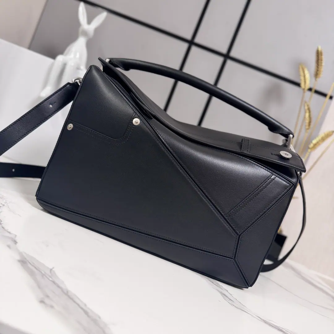 The Lok family.🌟New paragraph 🆕Big-time light-faced cow leather.Panta Puzzle Handbag.Puzzle It's a long-form shape with a single geometric line.. This big version is made of bright-faced cow leather., It's got a single Ningbu pants style detail..♪ And I can't bear ♪, Slash or handheld*Disableable resonable sundries*- We're going to pull the chain., Bull leather zipper.*An external zipper back pocket., An inside-in-bag-tempered cotton canvas liner.*Anagram Ballast size: 33×14.7×21.5cm Model: 052500