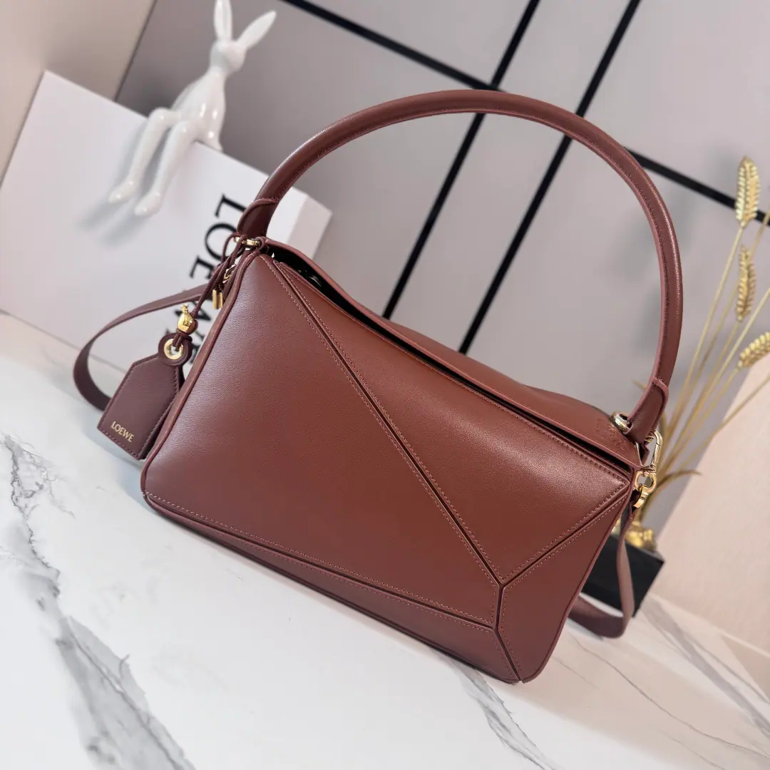 LO℮w℮🌟New paragraph Medium Napa sheep leather. Featherlight Puzzle Handbag. It's a long-form shape with a single geometric line.. Soft and light Napa leather infuses the handbag with lazy style.. This version is equipped with shoulder belts, To breathe new life into design.. ♪ And I can't bear ♪, Slash*Disableable resonable sundries, A spin-by-knot.*- We're going to pull the chain., Zip-drawn head An external zipper back pocket., An internal bag.*Disableable LOE**WE Hot gold or silver tags, It's got hidden pockets and balloon dice.*rectangular metal ton Napa sheep leather liner Anagram Ballast, Inside the card, carve LOE**WEWord. Model: 062608 size:29*12*19.5cm