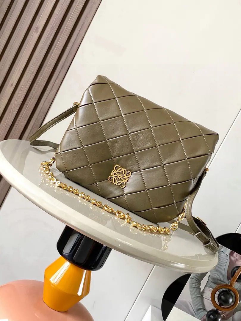 🔥Napa leather. Puffer Goya Handbag.👜Puffer Goya Yes. Goya The inspiration of aesthetics., ♪ Through the shining Napa sheep with the goose hair cushions ♪🐑Leather., It's bringing new sensory and tactile dimensions.🎀With unmouldable and adaptable metal doughnuts⛓The chain and a disassembly leather belt are used in the wrinkled sheep leather version.🧸It's been cropped., ✂️Sewing🪡And hand-woven. 🥰＊Shoulder or hand.＊Magnetic buttons＊This bag is accompanied by a strip to remove the chain and a leather belt.＊A major partition., A zipper.🔗Pocket and a plug.＊Napa sheep leather liner💚 Dimensions: 23cm～9cm～17cm Paragraph: 9076 Colours: Qazi Green