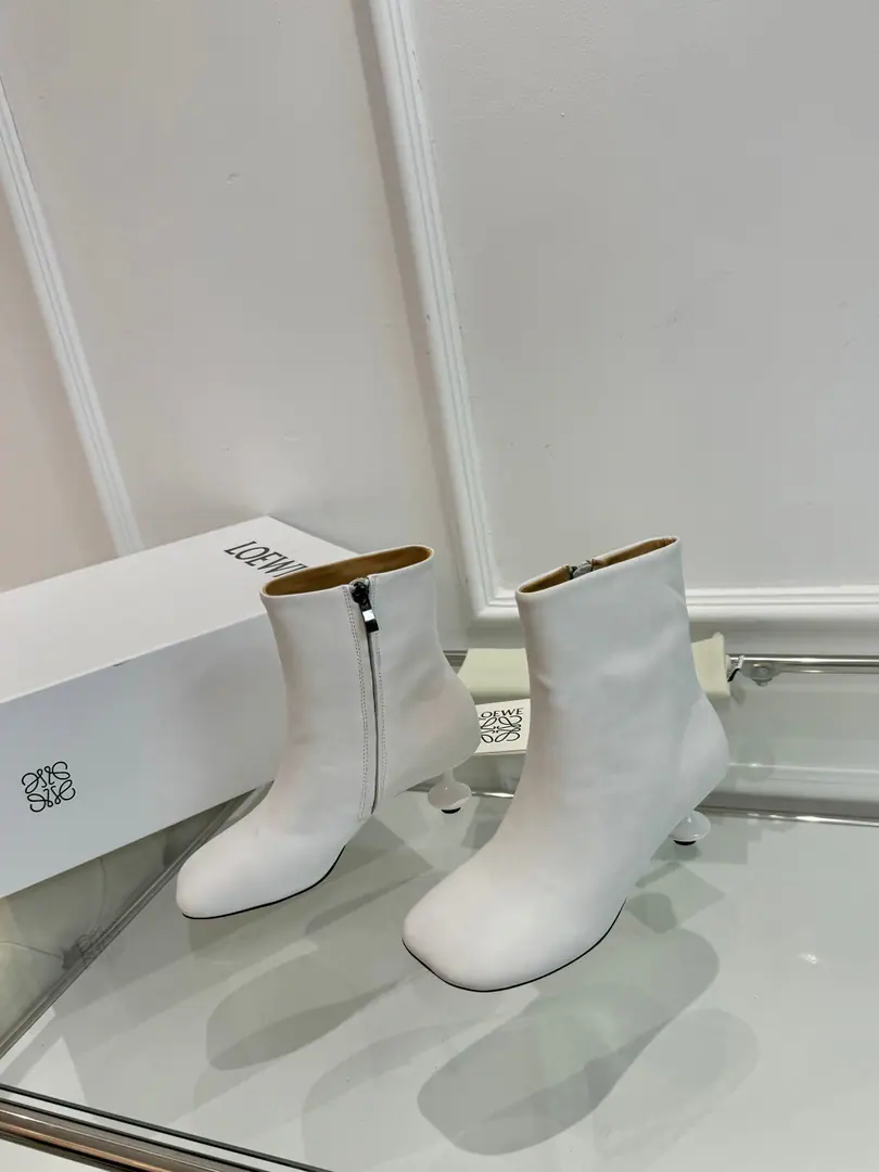 🆕 💗【Loi Yi Wai.•Loewe】 - It's a hot new deal. The whole story is in the original., Fashion and personality are so good. It's a great color. ●Fabulous.: Importing high-swilight cattle back-feathers ●Uchi.: Water-tied cow skin. ●Foot.: Water-tied cow skin. ●Otsumi!: The original is really a big one. ●Call. ●Packaging: Original package ●Codes: 35-40