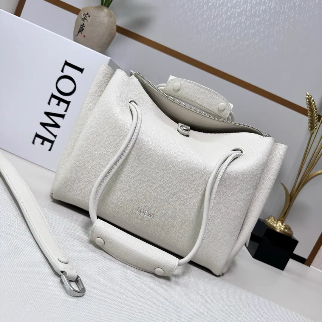 The Lok family.🌟New paragraph🆕Medium-size soft cow leather. Madrid Handbag. Madrid Soft structural silicon shape., Use angular support design, Matchable to adjust the handler and Pebble Magnetic buttons. This big version is made of soft cow leather.. ♪ And I can't bear ♪, Slash or handheld*Regable shoulder belt, We'll have a leather stretch.Anagram Pebble Magnetic button opening, - We're going to pull the chain. A zipper bag., An internal position. Anagram Pebble Metal toe nails Napa sheep leather liner. size:33*12.5*24CM Model: 052451
