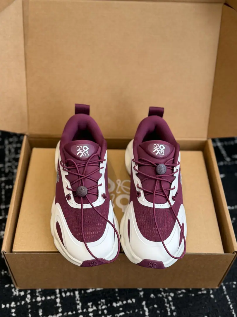 Dong-hoon's sub-purchase level Loi Yi Wai.LOEWE🇨🇭OnRun! XJoint contributionsCloudsolo Loewe 3.0 No shoelaces. It's cozy. Low-end running shoes. Same sex. I'm a sneaker. 【New Express】Loewe X On 26Autumn Winters Update Series 🥳Loewe X OnA series of high-performance costumes., MatchOnThe first time we've ever been together, we've got a new sports shoe.Cloudsolo, It makes it easier for you to behave.. 🔥CloudsoloNice running shoes.Loewe♪ Loi Wei andOnThe sign of the run., "with a sculptural sense of integration of the bottom of the cloud's shoes.". The core is...OnSignalCloudTec®Seismic technology, This time, we'll re-engineer our shoes with one cloud of elements.. Helion™The bottom of the super-bumble and the flexibilitySpeedboardThe board provides comfort and exercise control., And the shoes fit in.LoeweDesign. Semi-transparent Net Eye, Details of the elastic dry shoe belt and pebble buttons, To improve the shape with a low profile and practicality. The sneakers are green., Orange red., The green green is the bright color., It also provides soft and neutral colours to meet daily needs for tweaking.. ⭐Luxury touch combined performance technology, The contours of achievements designed specifically for urban life, Including the velvet coats., Pants and classic coats.. 👏Loewe X On 26The Autumn and Winter Cooperation series has been set up with overseas power suppliers., It's worth the attention.！ Size 36 37 38 39 40 41 42 43 44 45 （45Custom）
