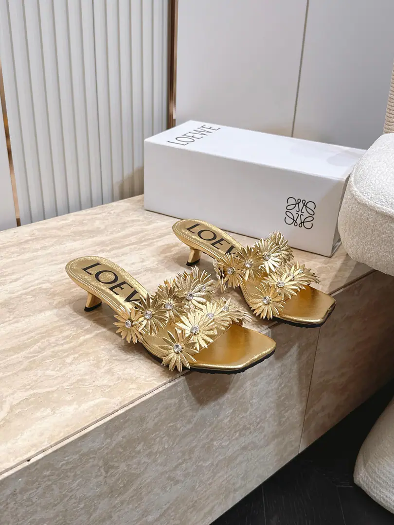 The money. LOEWE Loi Yi Wai. 26ssSummer New Money The flowers are drilled. The sandals are a word for the head. The stylistic shape of the brightness of the summer. A flower with a stubble of shoes. The center-sewd blue-tray drill is like a fine starlight. Every step is a beautiful light. ♪ So gentle and bright ♪ It fits in different styles. Bring yourself a high-level softener filter Shoe-skin flower./Drill. The inside sheep. Rubber Bottom He's tall.: 5cm Codes: 35-41（40 41I'll make sure I don't change it.）