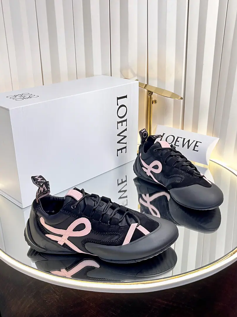 Women top-notch out.(With a plane.✈️Box) LOEWELoi Yi Wai.F 2026ssThe early spring new money.Ballet Runner 2.0Ballet sneakers, Agan's sneakers, they're a bit of a stylist. Asymmetric shoeheads, AsLOEWEOriginalBALLET RUNNER2.0The logo design for Loi Wei., Super soft, Light and flexible soles. ·New wave stripping rubber outside., Go to Shoehead ·A soft leather liner and shoe bed., Provide maximum comfort. ·Backwards.3DPlastic rubberLOEWELogo base, A pair of upgraded soles., Give this shoe a resounding, elegant interpretation., And I'm now a part of the modern sense of the world.LOEWELoi-Wei-Wi's unique style. ✔Fabulous.: Importing high-silence reflux. ✔Uchi.: In soft cow skin. ✔Otsumi!: Original version to open ✔Codes: Women35-42（40.41.42Make a no-refund order.） Men39-45 (45Make a no-refund order.)