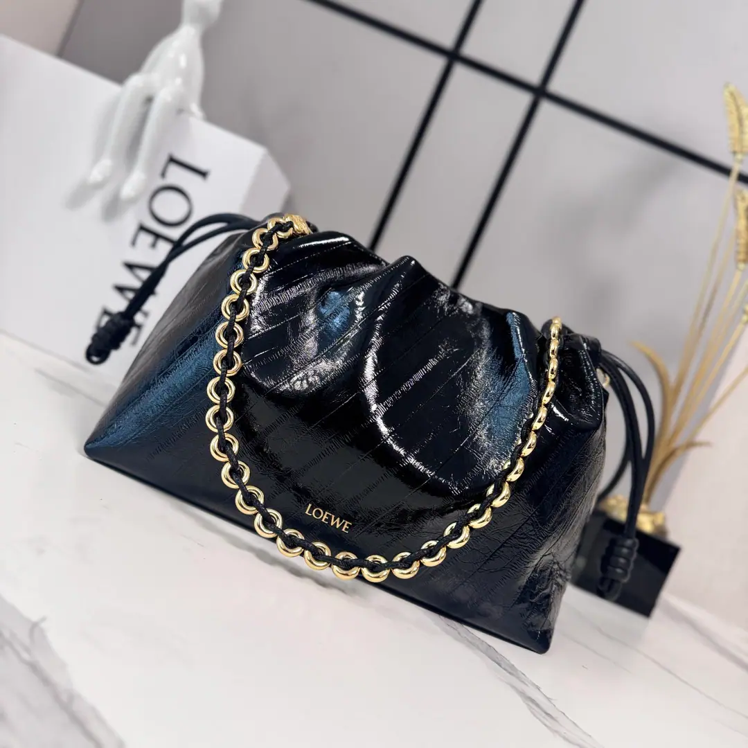 LO℮w℮🌟The middle-sized alligator leather.Flamenco Purse Handbag. It's made of leather., Key details of the side combination with the marker ropes.. It's a lot of fashion., It's a handbag., And with a doughnut chain., Or a leather strap.. This version is made of soft crocodile-creeded cow leather.. ♪ And I can't bear ♪, Slash or handheld*Dismantled to adjust leather shoulder belts*Can take out doughnut chains*Anagram Crawl.*Low-key buttons open.*Fly-faced liners with gold or silver.*(A metal chain with a long leather shoulder belt.） Model: 012403 Size: 30*10.5*20CM
