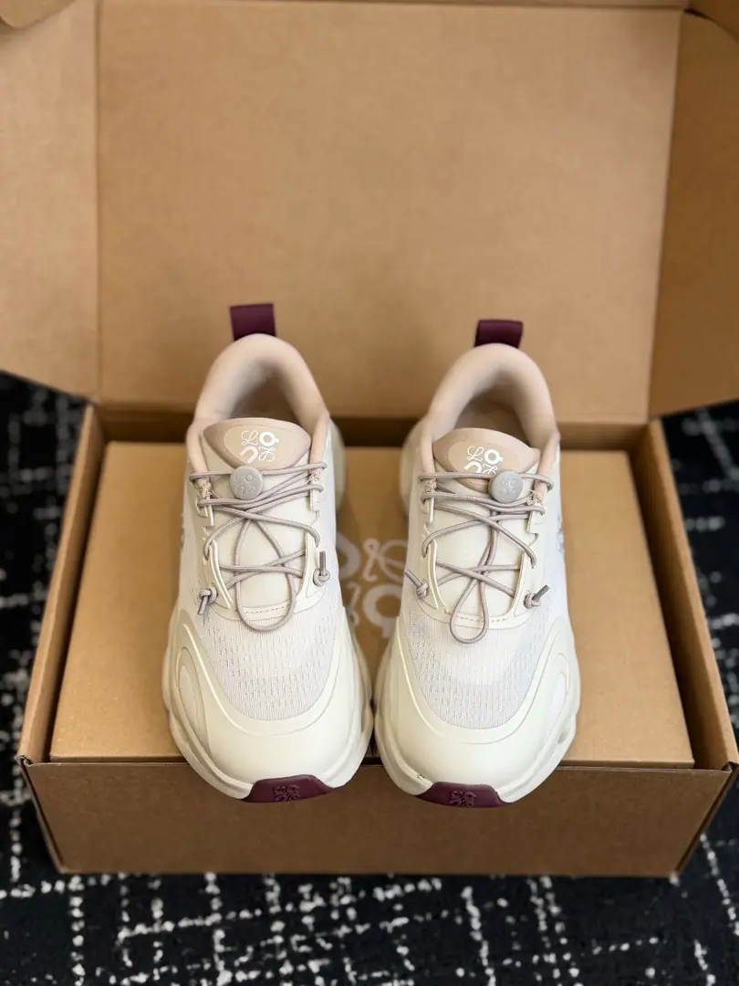Dong-hoon's sub-purchase level Loi Yi Wai.LOEWE🇨🇭OnRun! XJoint contributionsCloudsolo Loewe 3.0 No shoelaces. It's cozy. Low-end running shoes. Same sex. I'm a sneaker. 【New Express】Loewe X On 26Autumn Winters Update Series 🥳Loewe X OnA series of high-performance costumes., MatchOnThe first time we've ever been together, we've got a new sports shoe.Cloudsolo, It makes it easier for you to behave.. 🔥CloudsoloNice running shoes.Loewe♪ Loi Wei andOnThe sign of the run., "with a sculptural sense of integration of the bottom of the cloud's shoes.". The core is...OnSignalCloudTec®Seismic technology, This time, we'll re-engineer our shoes with one cloud of elements.. Helion™The bottom of the super-bumble and the flexibilitySpeedboardThe board provides comfort and exercise control., And the shoes fit in.LoeweDesign. Semi-transparent Net Eye, Details of the elastic dry shoe belt and pebble buttons, To improve the shape with a low profile and practicality. The sneakers are green., Orange red., The green green is the bright color., It also provides soft and neutral colours to meet daily needs for tweaking.. ⭐Luxury touch combined performance technology, The contours of achievements designed specifically for urban life, Including the velvet coats., Pants and classic coats.. 👏Loewe X On 26The Autumn and Winter Cooperation series has been set up with overseas power suppliers., It's worth the attention.！ Size 36 37 38 39 40 41 42 43 44 45 （45Custom）